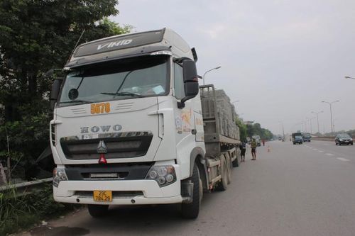 Xe quá tải 300% di chuyển qua cầu Thăng Long bị xử phạt 93,5 triệu đồng