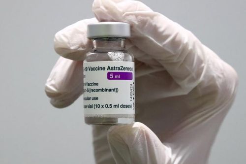 Lo lắng cục máu đông, Anh khuyên giới hạn tiêm vắc xin AstraZeneca tuổi dưới 30