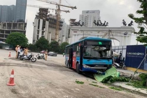Tin giao thông đến sáng 8/4: Xe buýt tông tử vong nam thanh niên; ô tô 'điên' khiến 2 người chịu nạn
