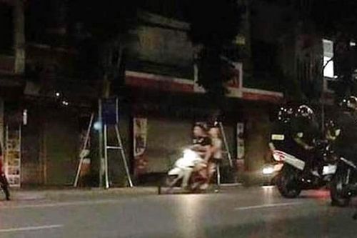 Cảnh sát cơ động bắt 6 học sinh nhập đoàn đua xe