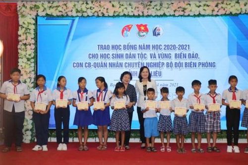 Trao 35 suất Quỹ học bổng Vừ A Dính và CLB 'Vì Hoàng Sa – Trường Sa thân yêu'