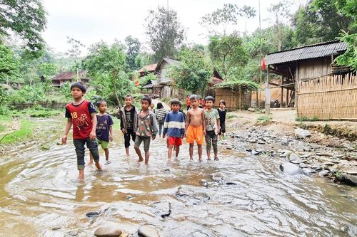 Xúc động bức thư của em nhỏ lớp 1 dùng tiền mừng tuổi ủng hộ xây cầu vượt lũ