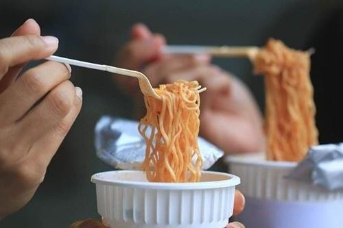 Chàng trai trẻ suýt chết vì ăn mì gói và uống coca cùng lúc