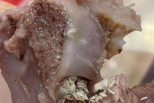 Chủ quán cháo nổi tiếng nói gì khi bị khách tố có ổ giòi lúc nhúc trong miếng sườn?