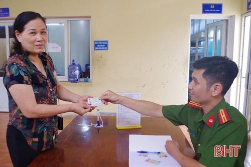 900 thẻ căn cước công dân đầu tiên đến tay người dân Cẩm Xuyên