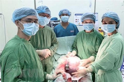 Cứu sống sản phụ bị tiền sản giật do khối u buồng trứng nặng 4kg