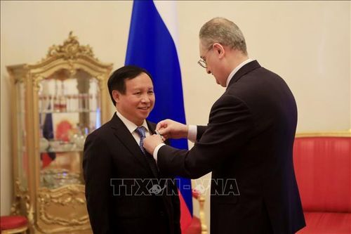 Trao Huân chương Hữu nghị cho Đại sứ Việt Nam tại LB Nga Ngô Đức Mạnh