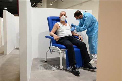 Italy ưu tiên tiêm vaccine của hãng AstraZeneca cho người cao tuổi