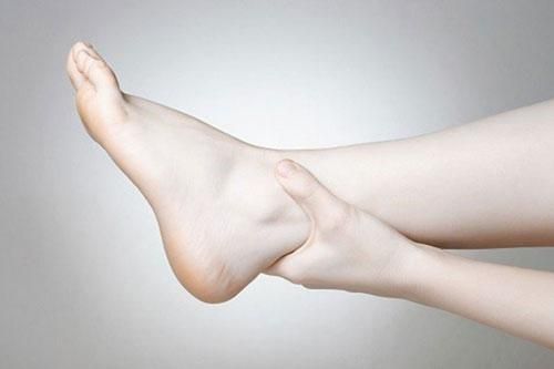 4 dấu hiệu lạ trên bàn chân cảnh báo gan bị bệnh, chớ chủ quan