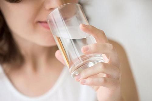 Gặp 4 dấu hiệu bất thường khi uống nước, hãy đi khám ngay trước khi quá muộn