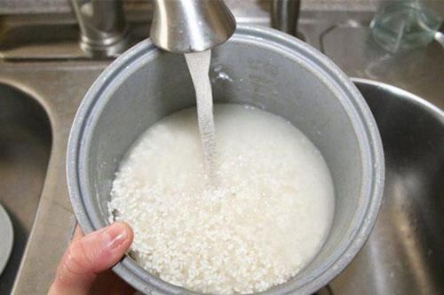 Vo gạo mấy lần để cơm dẻo mà không mất chất?