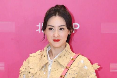 Bất ngờ với nhan sắc thật của Trương Bá Chi trong ảnh do người qua đường chụp, gương mặt đơ cứng thiếu tự nhiên