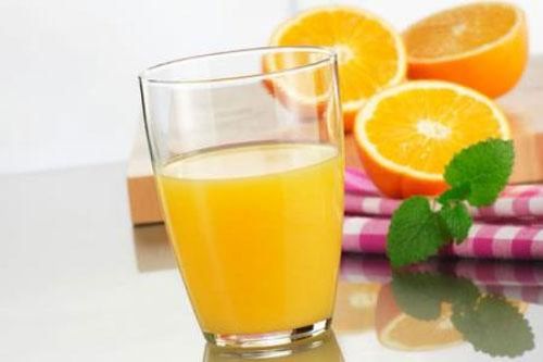 Nước cam rất tốt cho đề kháng nhưng có 3 nhóm người tuyệt đối không nên uống