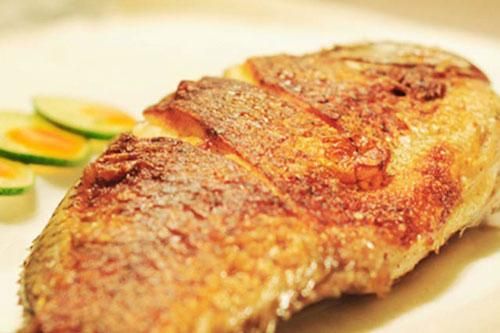 Sai lầm khi rán cá khiến cho cá dính chảo, nát bét ai cũng lắc đầu chán nản