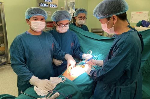 Cô gái nghĩ mình 'béo', ai ngờ mang trong bụng khối u nặng 10kg