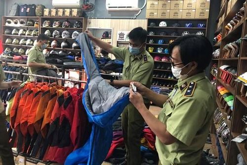 Tạm giữ hơn 2.000 sản phẩm giả mạo nhãn hiệu 'THE NORTH FACE'