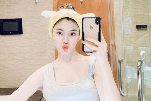 'Bạn gái tin đồn' của Quang Hải lộ ảnh 'sửa sang' gương mặt