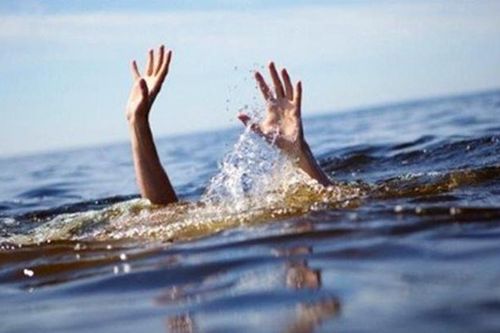 Ra dòng suối sau nhà chơi, hai chị em họ đuối nước thương tâm