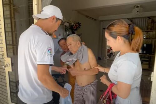 Xót xa tình trạng sức khỏe của NS Mạc Can: Không còn nhận ra đồng nghiệp, phải nhờ người khác mặc áo hộ