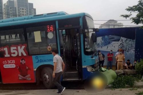 Hà Nội: Xe buýt bất ngờ mất lái, lao lên vỉa hè tông tử vong người đi bộ trước cổng KĐT Ciputra