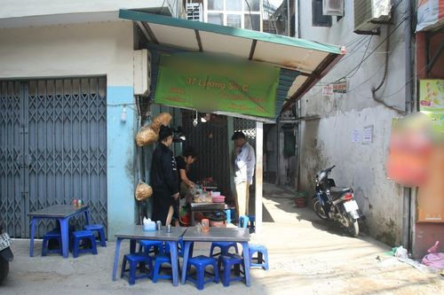 Cơ quan chức năng vào cuộc kiểm tra vụ quán cháo ở Hà Nội bị 'tố' có ổ giòi lúc nhúc trong miếng sườn