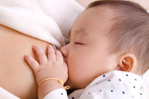 Hướng dẫn mẹ cách gọi sữa về sau sinh mổ hiệu quả