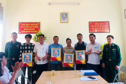 Trao cờ Tổ quốc và ảnh Bác Hồ cho ngư dân xã Quảng Nham