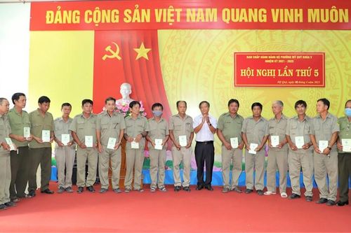 Phường Mỹ Quý tặng 17 sổ bảo hiểm xã hội cho lực lượng bảo vệ dân phố