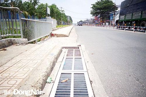 Đã gắn nắp hố ga