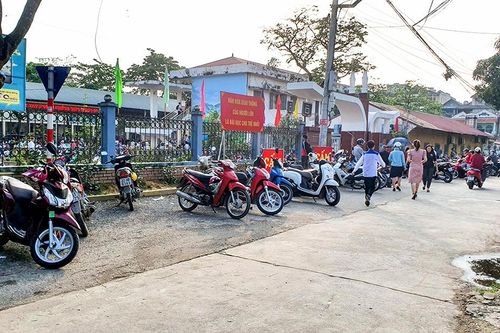 UBND phường Phan Thiết xử lý thông tin do báo nêu về hàng rong cổng trường