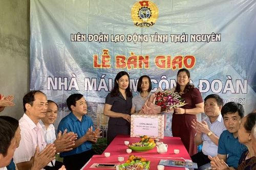 Bàn giao nhà Mái ấm công đoàn