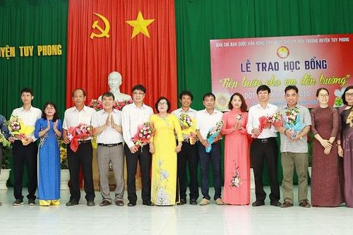 Nhà máy Nhiệt điện Vĩnh Tân 4: Trao 20 suất học bổng 'Tiếp bước cho em đến trường'