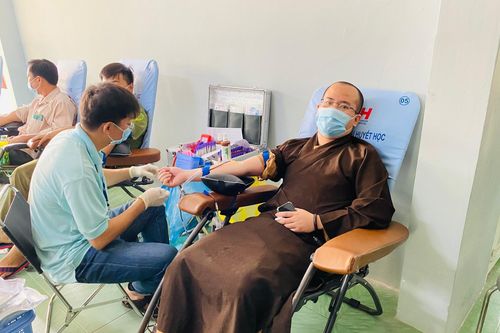 Long An: Tăng Ni, Phật tử huyện Đức Hòa tham gia hiến máu nhân đạo