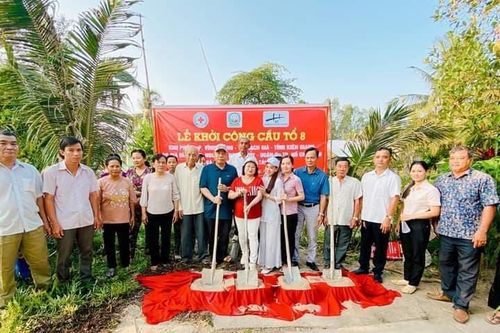 Khởi công xây cầu bê-tông, tặng ghế đá tại chùa Thôn Dôn