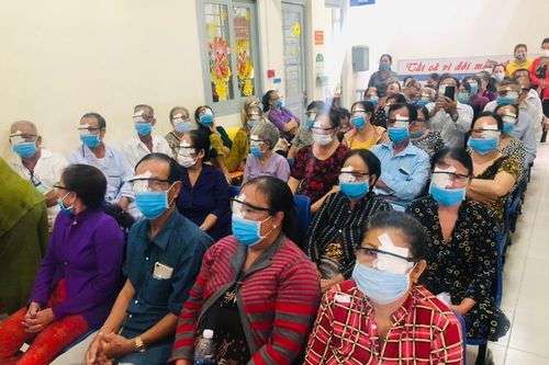 Phẫu thuật mắt, tặng quà đến 200 bệnh nhân nghèo