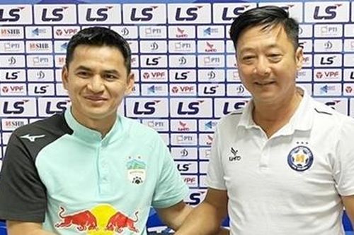 Màn đấu trí của Kiatisak và Lê Huỳnh Đức