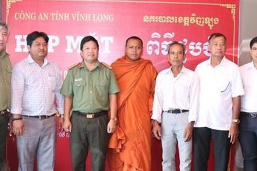 Công an Vĩnh Long họp mặt người có uy tín nhân dịp Tết Chôl-Chnăm-Thmây