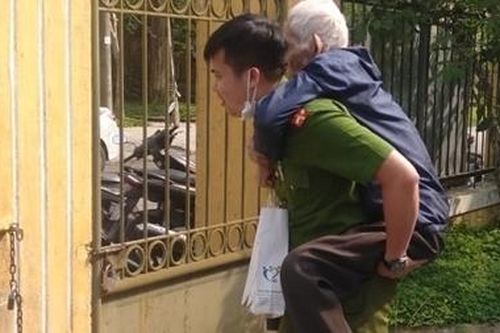 Cán bộ Công an cõng người già đi làm căn cước công dân