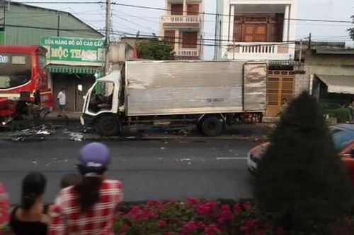 Xe tải tông đuôi xe khách đậu ven đường, 2 người tử vong