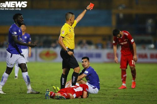 Cầu thủ Hà Nội FC nhận thẻ đỏ: Vì sao cứ thua cuộc là đá xấu?