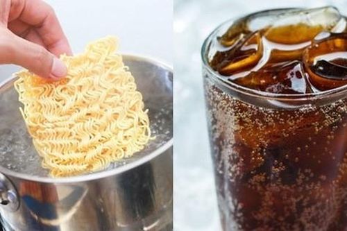 Người đàn ông phải đi cấp cứu sau khi uống một loại nước trong lúc ăn mì tôm