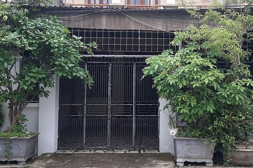 Người đàn bà bị đôi nam nữ tạt chất lỏng vào mặt