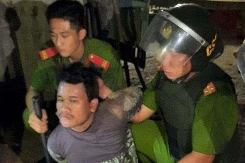 8 tiếng nghẹt thở giải cứu cháu bé 3 tuổi bị chú ruột cầm dao kề cổ