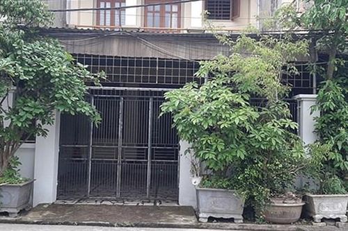 Một phụ nữ bị tạt cả ca a xít ngay trước cổng nhà