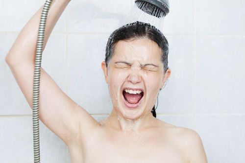Nên làm gì khi tắm để không gây hại cho da?