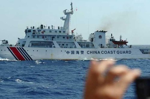 Tàu tên lửa Trung Quốc truy đuổi tàu Philippines gần bãi Cỏ Mây