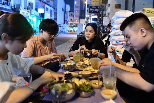 Quán ốc khu chợ Bến Thành thu hút người nổi tiếng ở TP.HCM