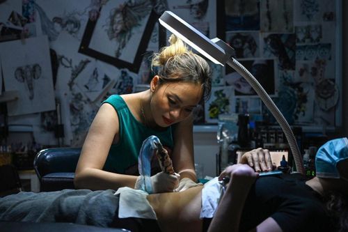 Nữ 'phù thủy' xăm che sẹo ở Hà Nội