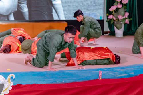 Lên sân khấu... học ngữ văn