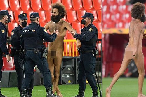 CĐV trần như nhộng vào sân gây rối trận MU vs Granada